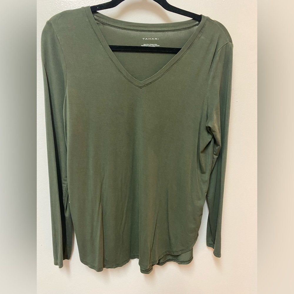 ‼️TAHARI v neck long sleeve‼️